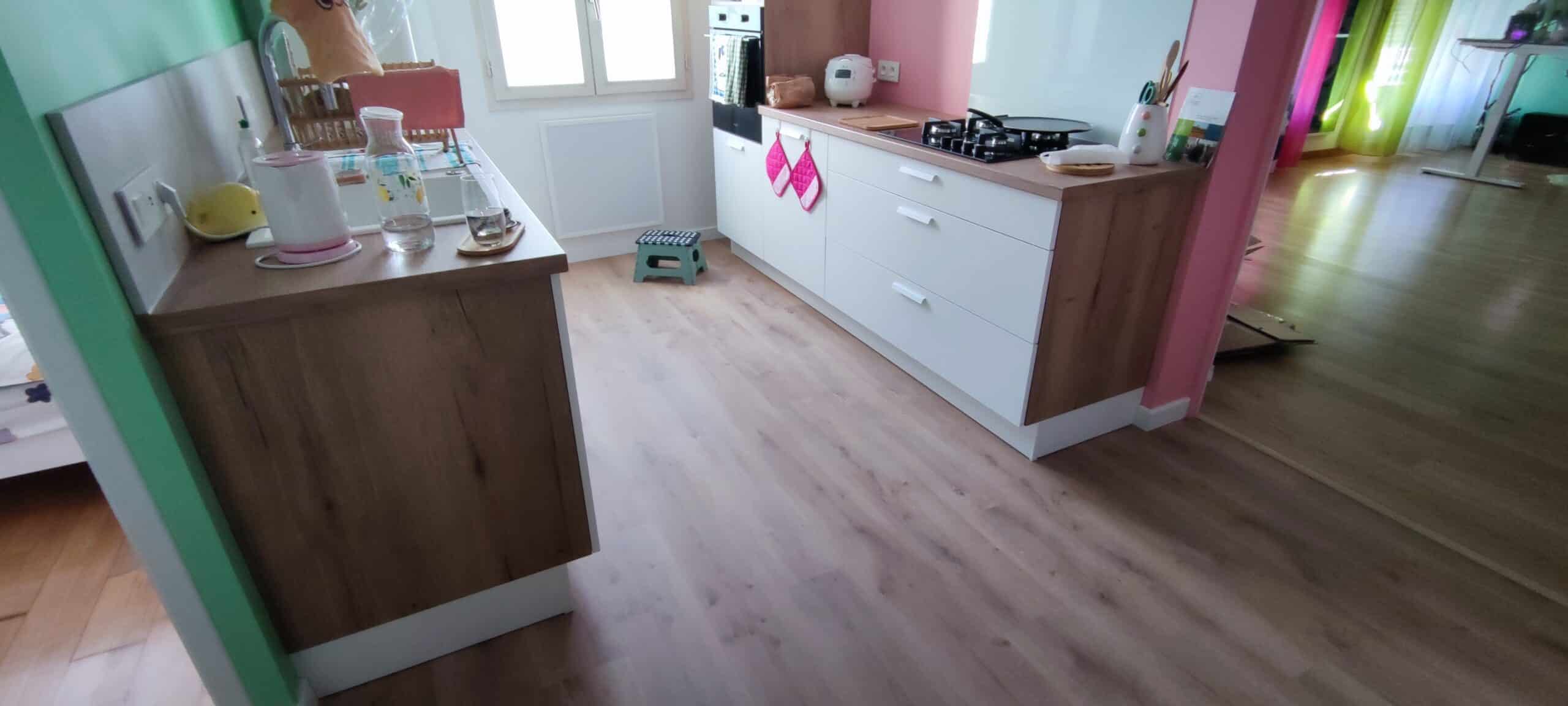 Pose de parquet flottant finition chêne dans une maison à Sablé-sur-Sarthe