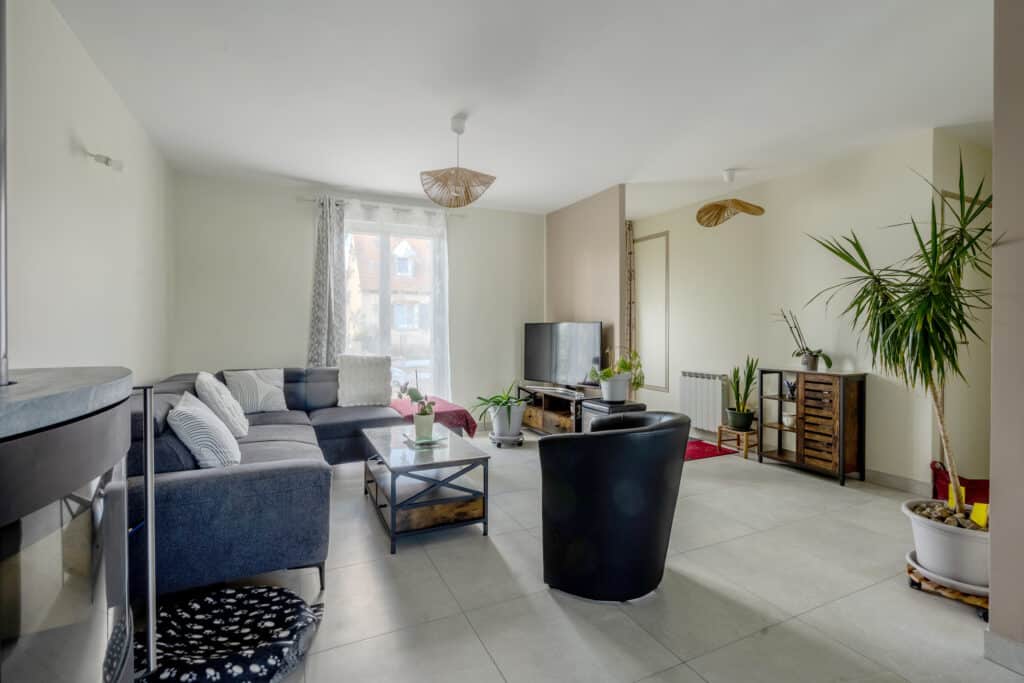Rénovation et peinture intérieure d'une pièce de vie moderne au Mans par Excell'Rénov