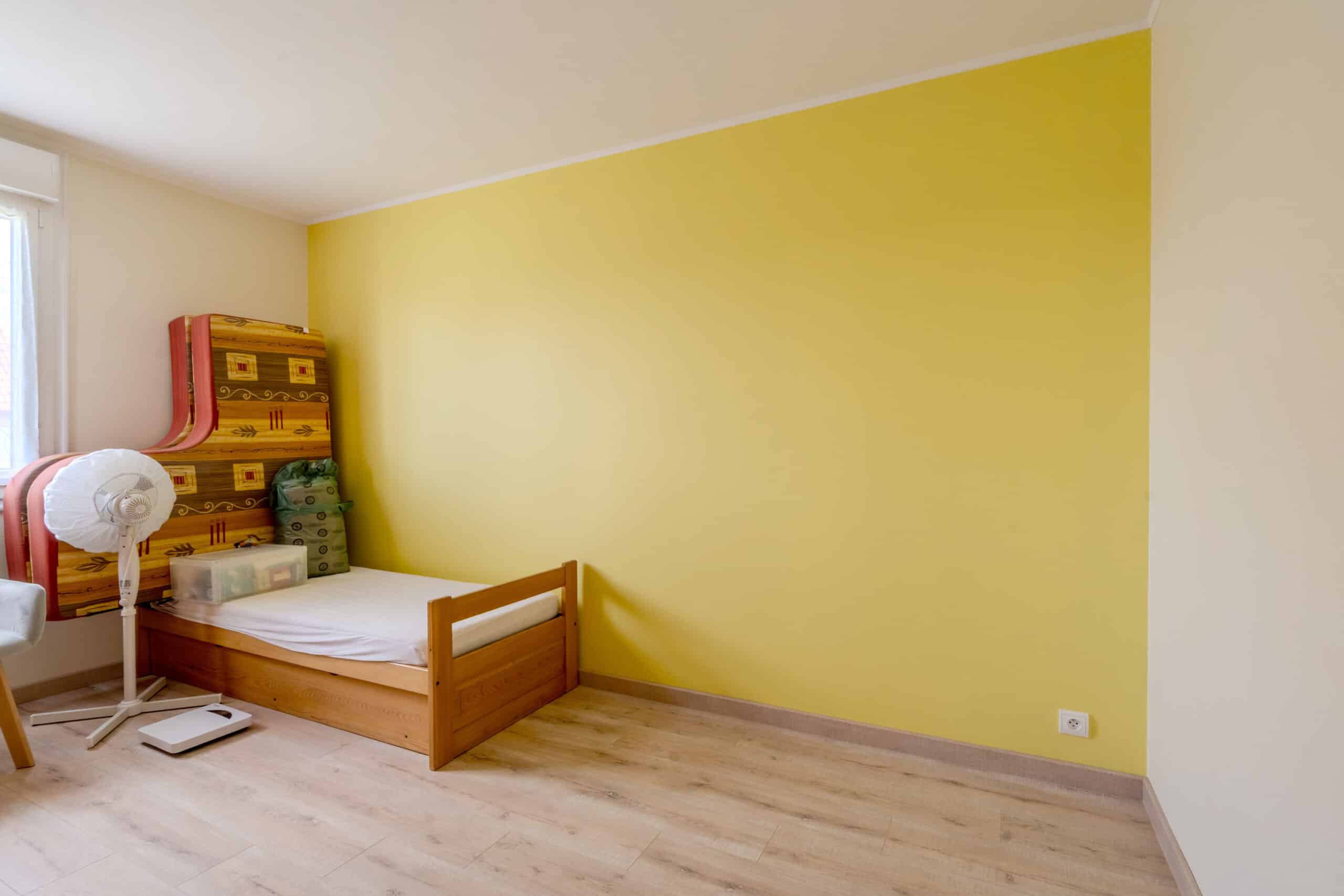 Mise en peinture soignée des murs d'une chambre en Sarthe