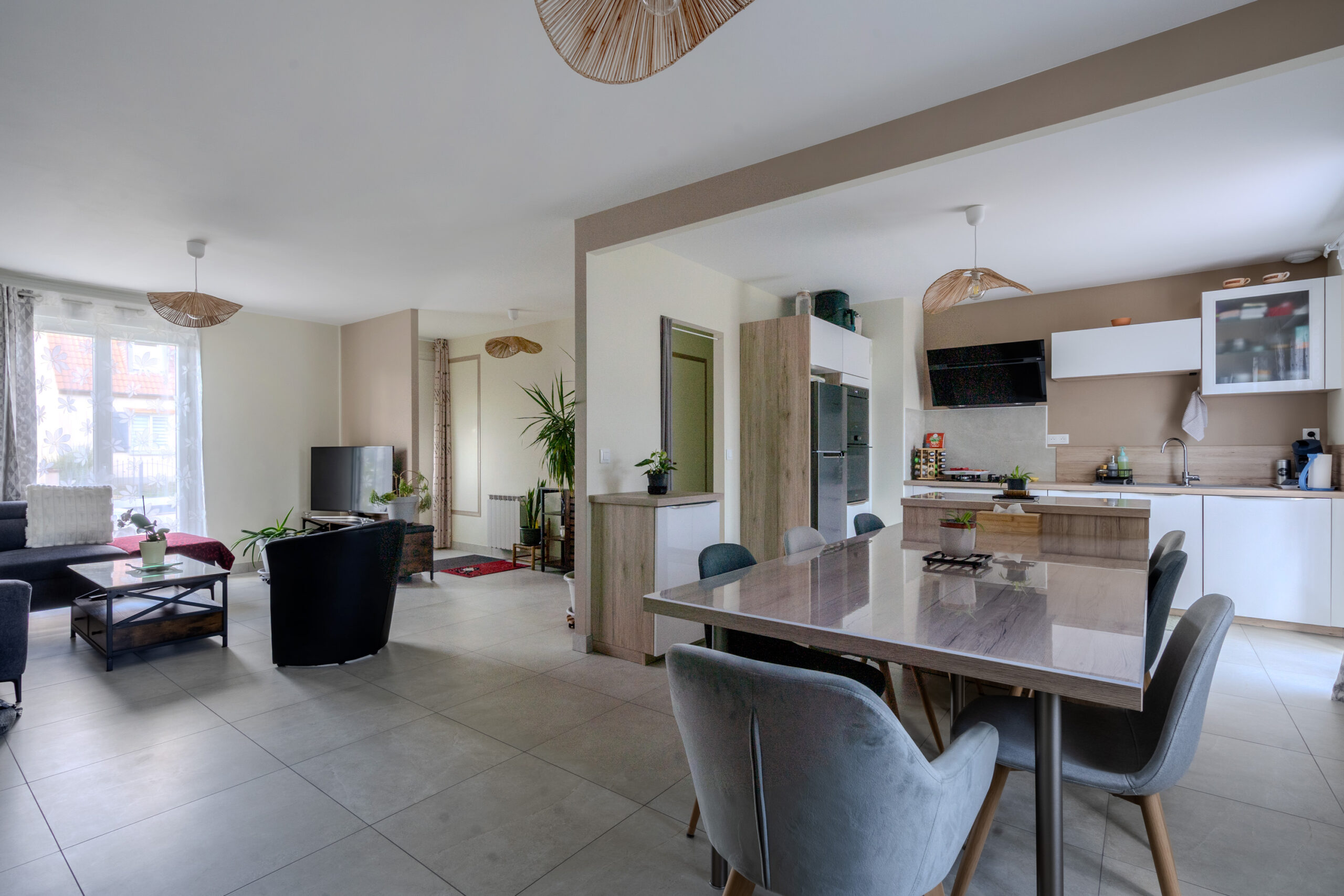 Rénovation et peinture intérieure d'une pièce de vie moderne au Mans par Excell'Rénov