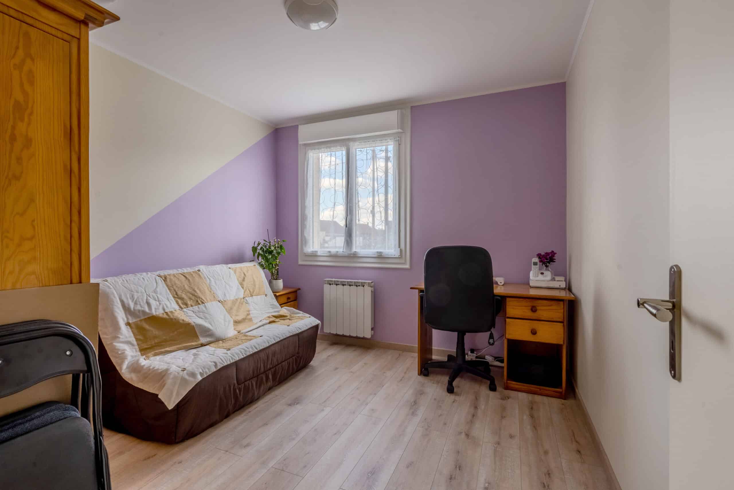 Mise en peinture soignée des murs d'une chambre en Sarthe